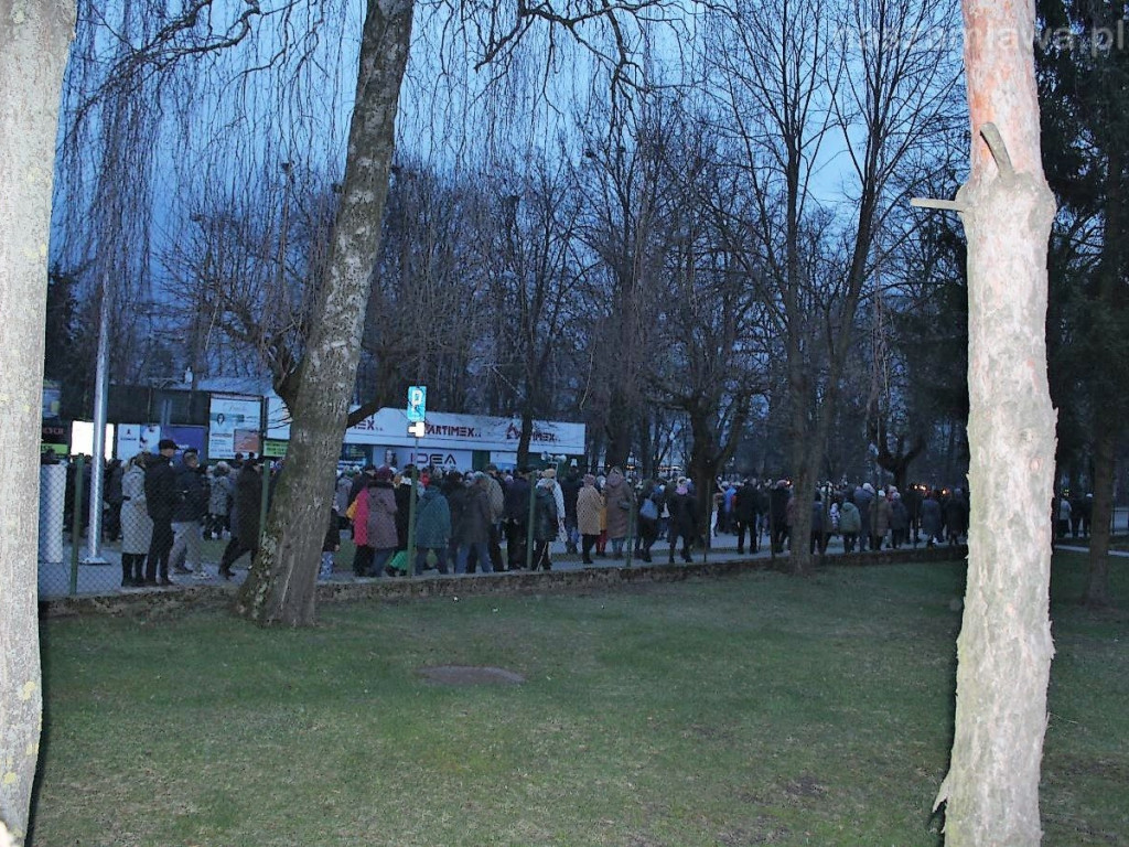 Tłumy na Drodze Krzyżowej ulicami Mławy [ZDJĘCIA i FILMY]
