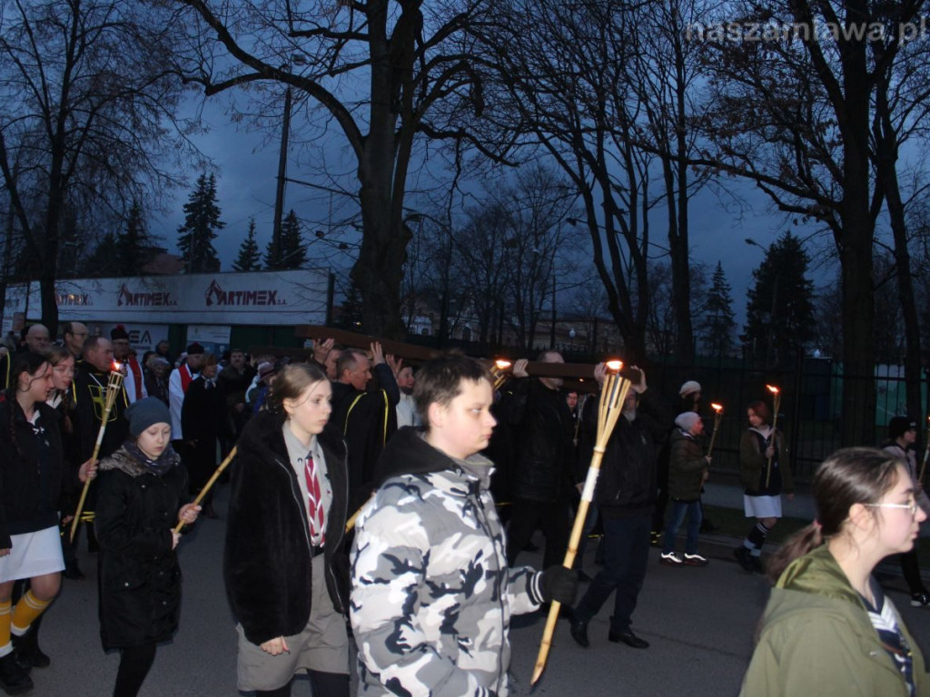 Tłumy na Drodze Krzyżowej ulicami Mławy [ZDJĘCIA i FILMY]