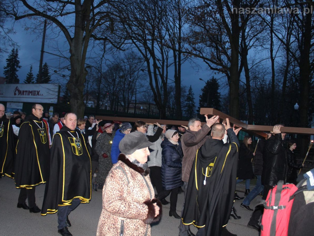 Tłumy na Drodze Krzyżowej ulicami Mławy [ZDJĘCIA i FILMY]