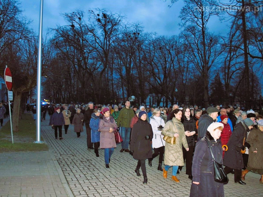 Tłumy na Drodze Krzyżowej ulicami Mławy [ZDJĘCIA i FILMY]