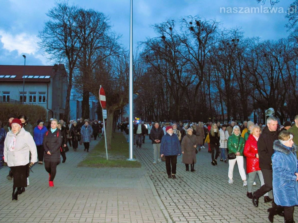 Tłumy na Drodze Krzyżowej ulicami Mławy [ZDJĘCIA i FILMY]