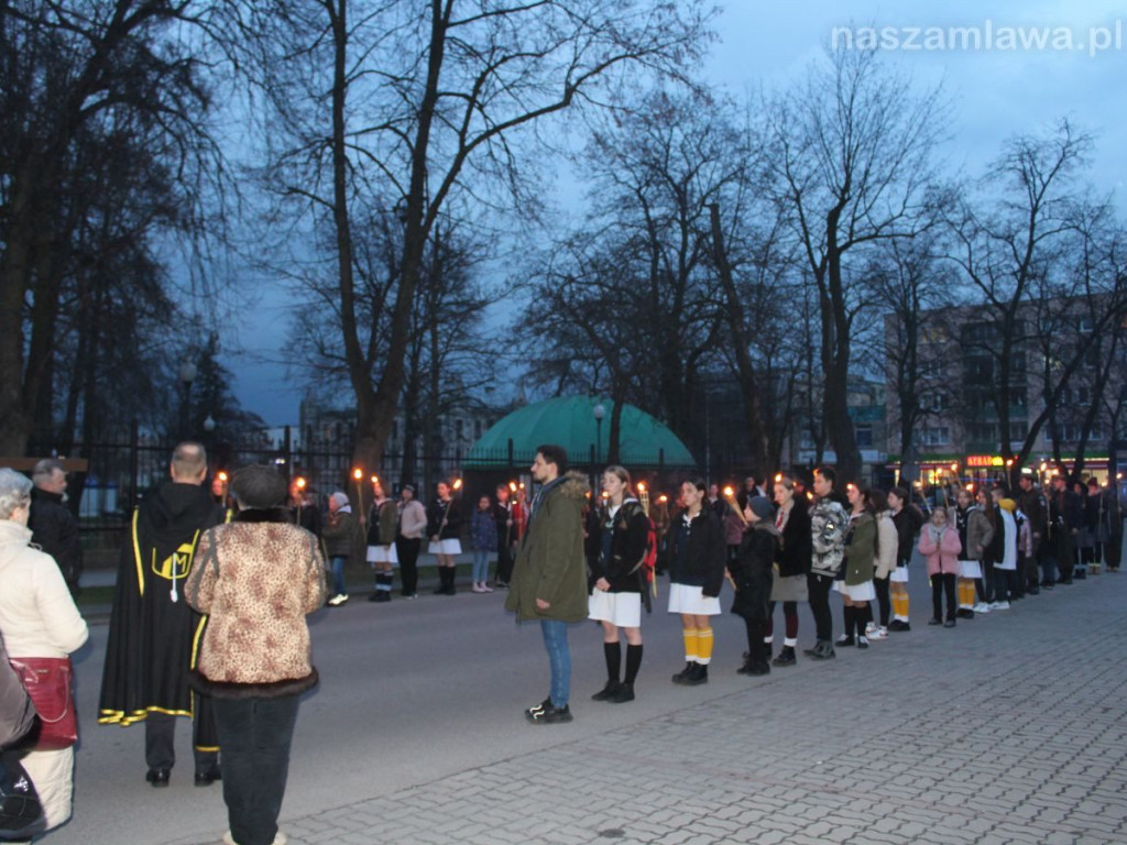 Tłumy na Drodze Krzyżowej ulicami Mławy [ZDJĘCIA i FILMY]