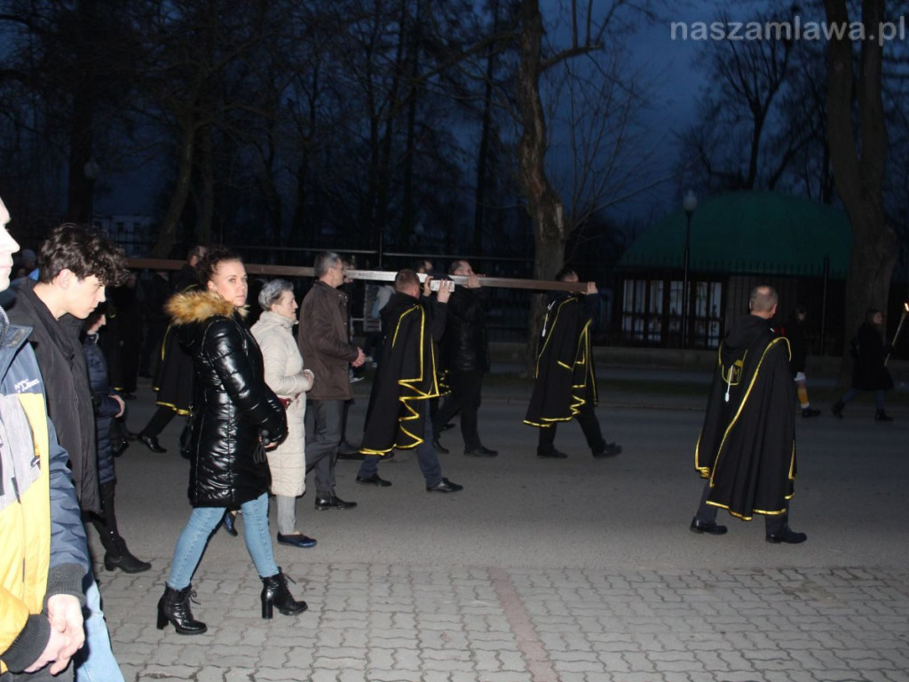 Tłumy na Drodze Krzyżowej ulicami Mławy [ZDJĘCIA i FILMY]