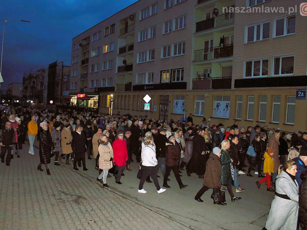 Tłumy na Drodze Krzyżowej ulicami Mławy [ZDJĘCIA i FILMY]