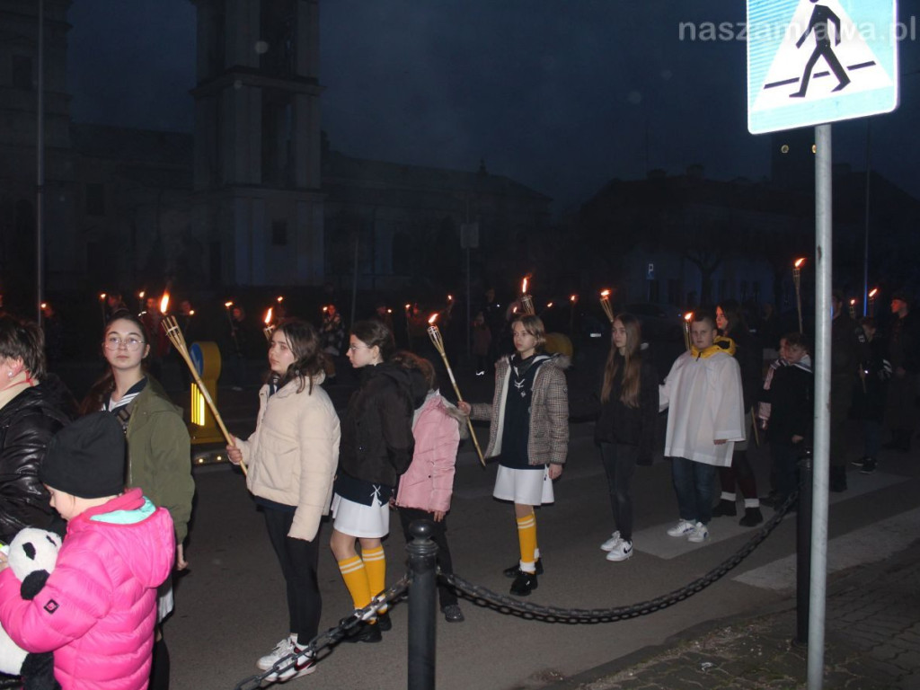 Tłumy na Drodze Krzyżowej ulicami Mławy [ZDJĘCIA i FILMY]