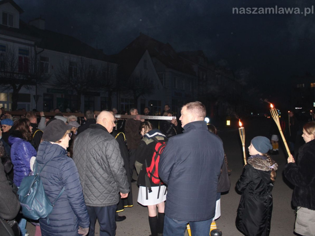 Tłumy na Drodze Krzyżowej ulicami Mławy [ZDJĘCIA i FILMY]