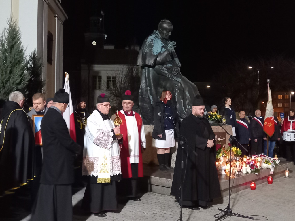 Tłumy przed pomnikiem papieża [ZDJĘCIA]