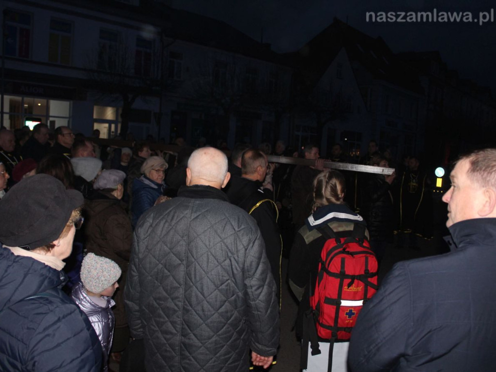 Tłumy na Drodze Krzyżowej ulicami Mławy [ZDJĘCIA i FILMY]