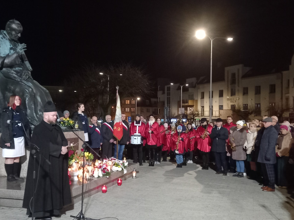 Tłumy przed pomnikiem papieża [ZDJĘCIA]