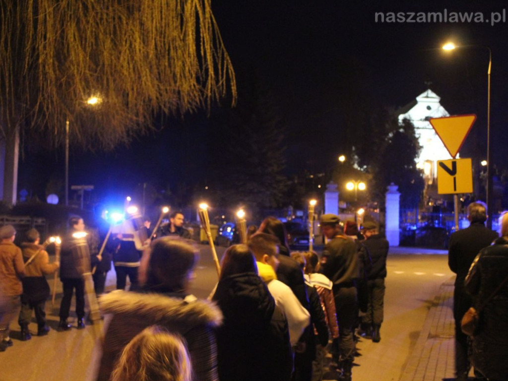 Tłumy na Drodze Krzyżowej ulicami Mławy [ZDJĘCIA i FILMY]