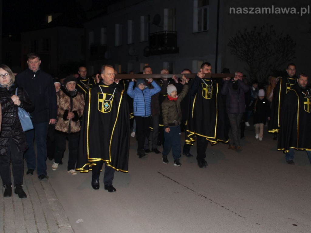 Tłumy na Drodze Krzyżowej ulicami Mławy [ZDJĘCIA i FILMY]