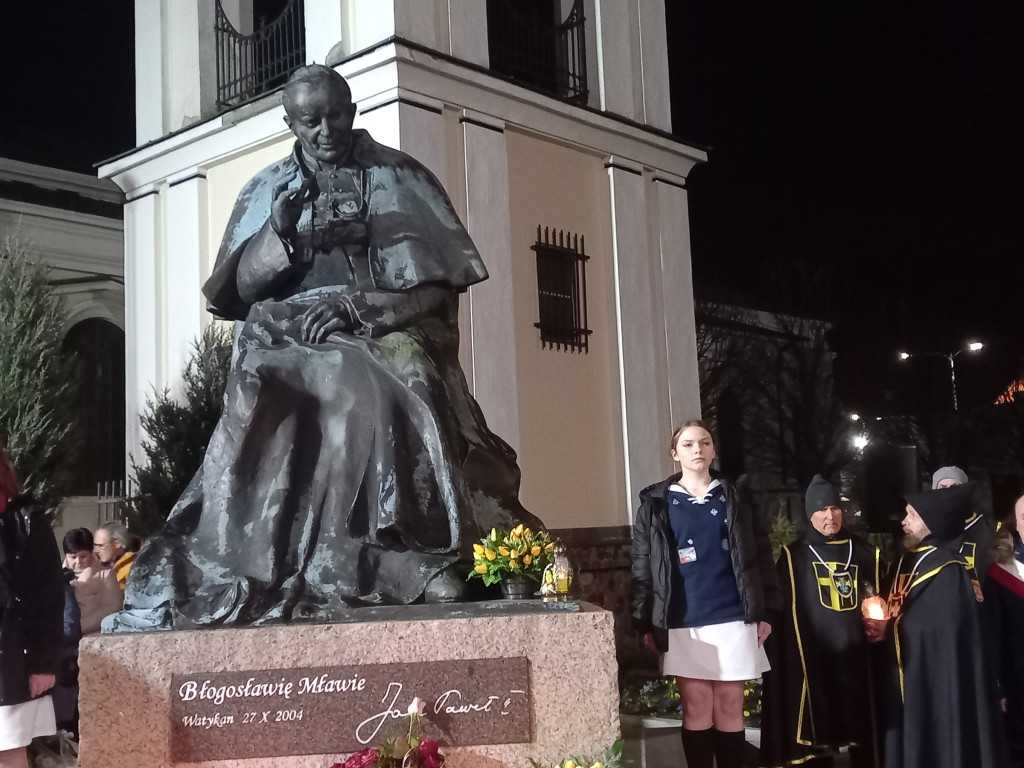 Tłumy przed pomnikiem papieża [ZDJĘCIA]