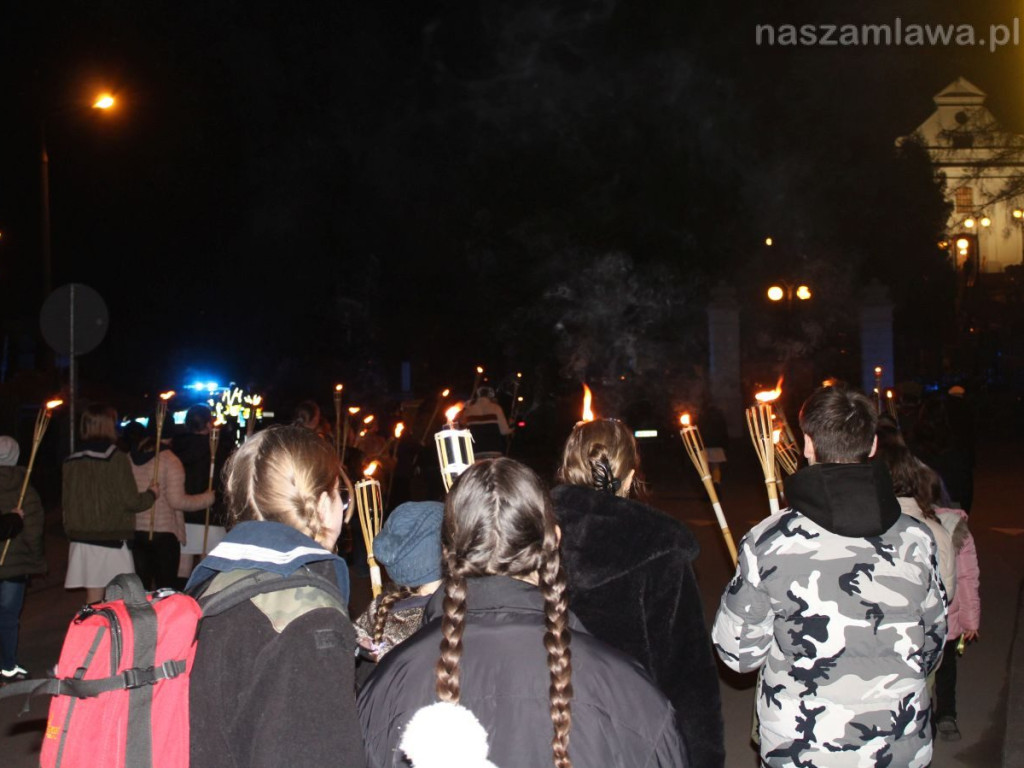Tłumy na Drodze Krzyżowej ulicami Mławy [ZDJĘCIA i FILMY]
