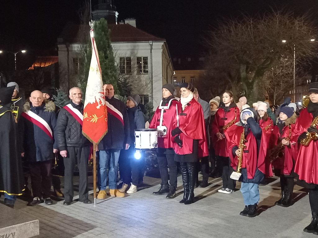 Tłumy przed pomnikiem papieża [ZDJĘCIA]