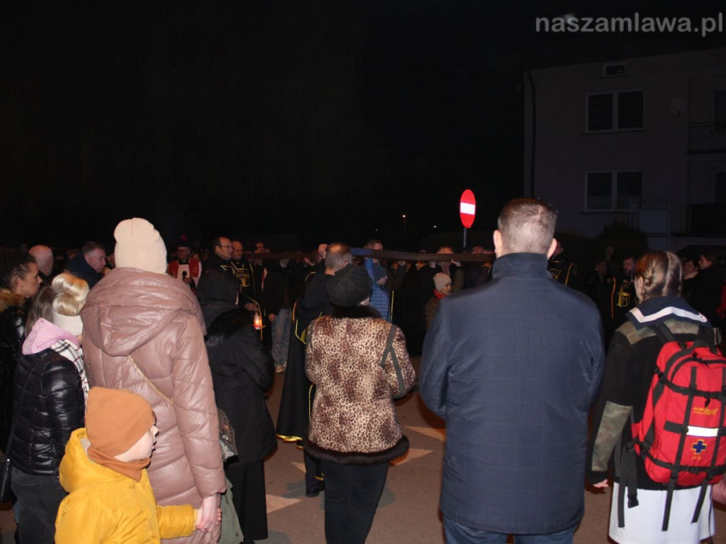 Tłumy na Drodze Krzyżowej ulicami Mławy [ZDJĘCIA i FILMY]