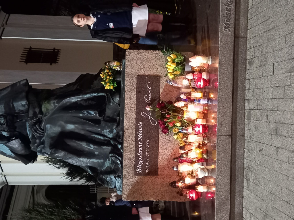 Tłumy przed pomnikiem papieża [ZDJĘCIA]