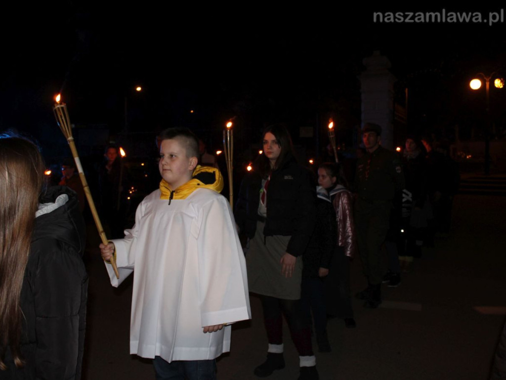 Tłumy na Drodze Krzyżowej ulicami Mławy [ZDJĘCIA i FILMY]