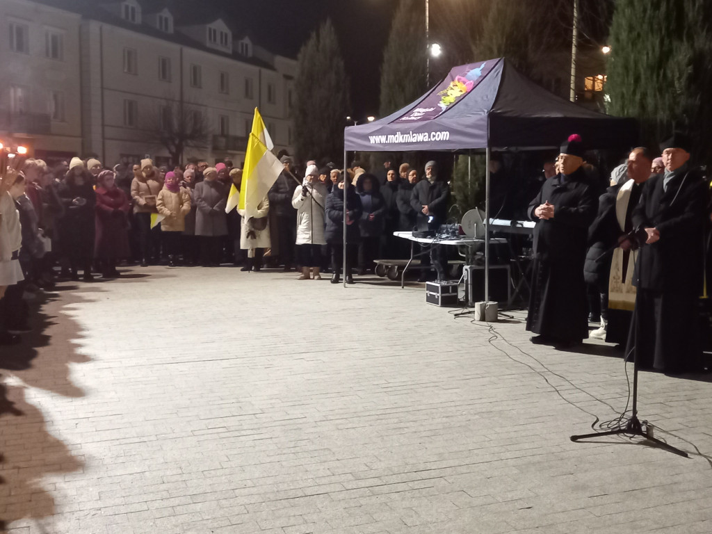 Tłumy przed pomnikiem papieża [ZDJĘCIA]