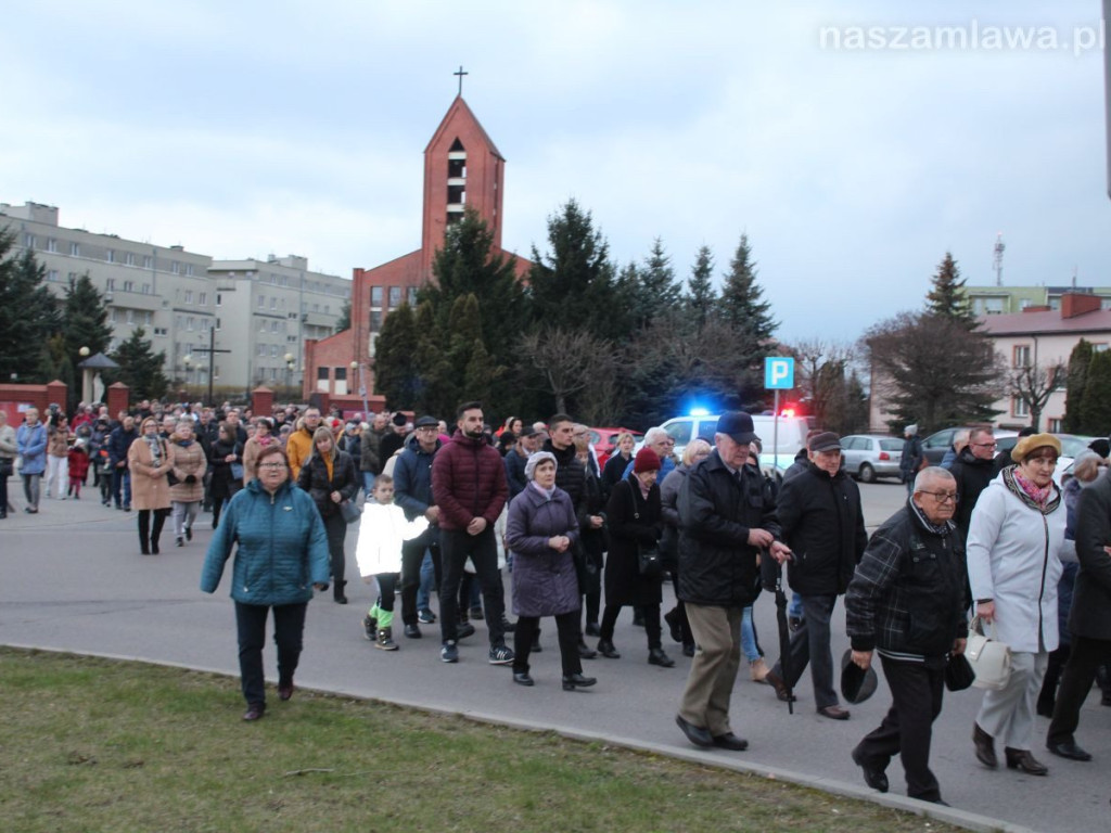 Tłumy na Drodze Krzyżowej ulicami Mławy [ZDJĘCIA i FILMY]