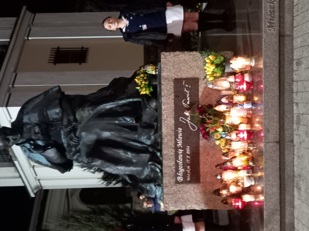 Tłumy przed pomnikiem papieża [ZDJĘCIA]