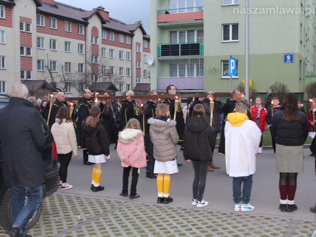 Tłumy na Drodze Krzyżowej ulicami Mławy [ZDJĘCIA i FILMY]
