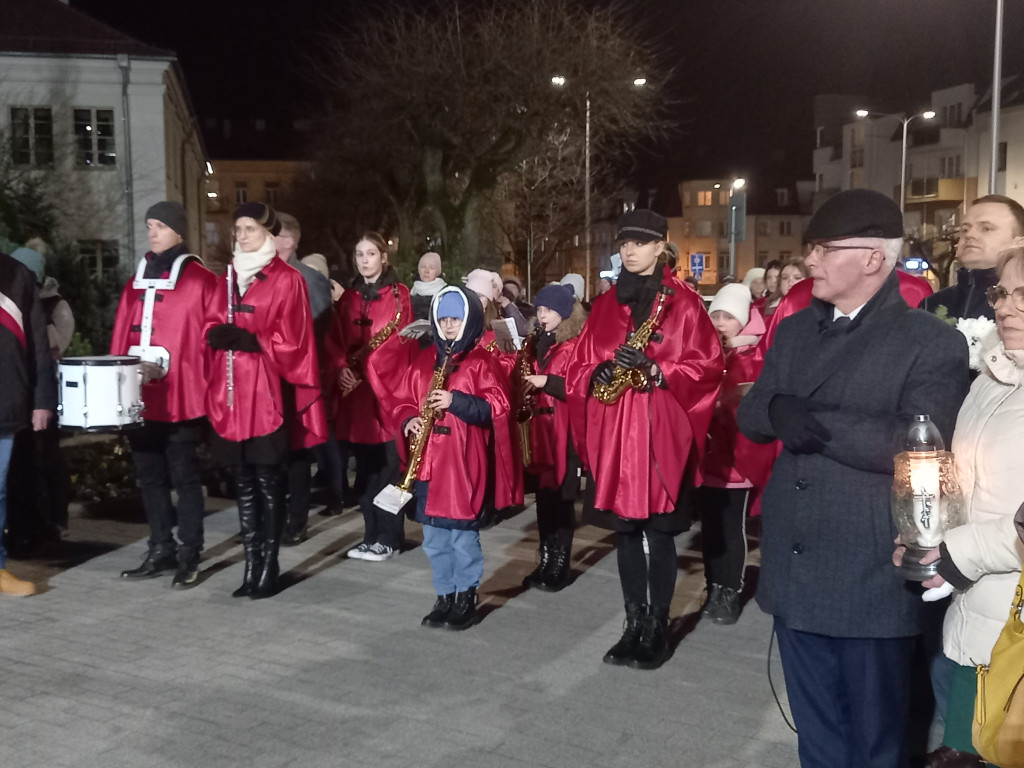 Tłumy przed pomnikiem papieża [ZDJĘCIA]