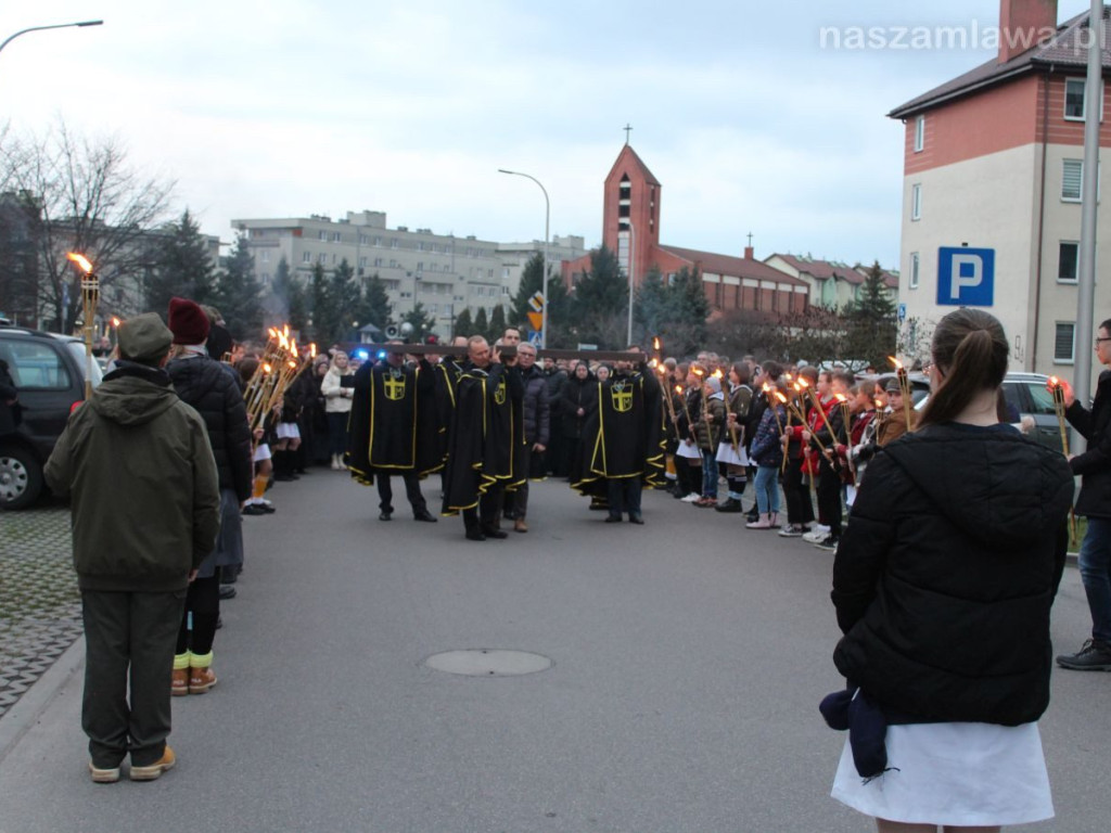 Tłumy na Drodze Krzyżowej ulicami Mławy [ZDJĘCIA i FILMY]
