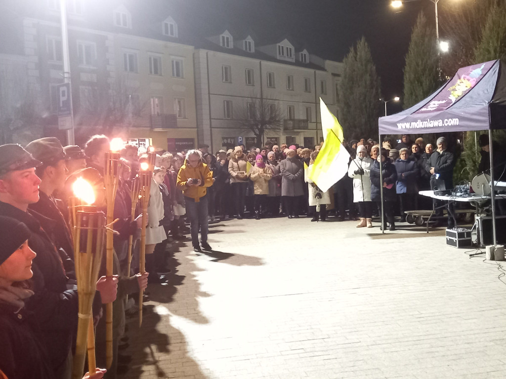 Tłumy przed pomnikiem papieża [ZDJĘCIA]