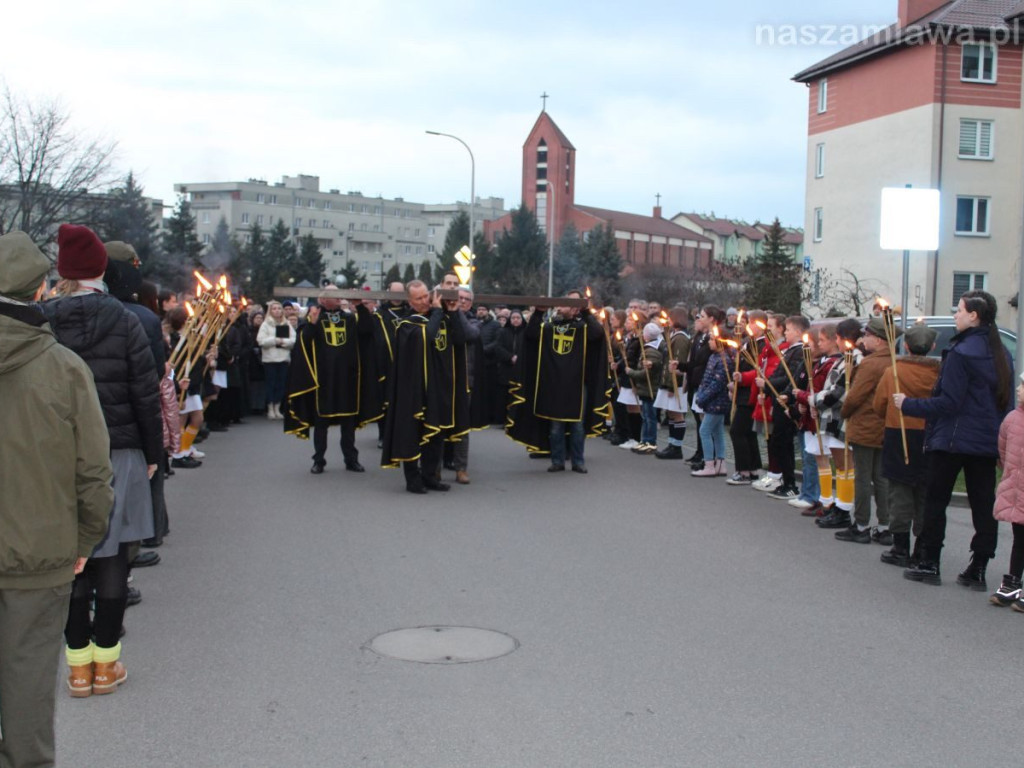 Tłumy na Drodze Krzyżowej ulicami Mławy [ZDJĘCIA i FILMY]