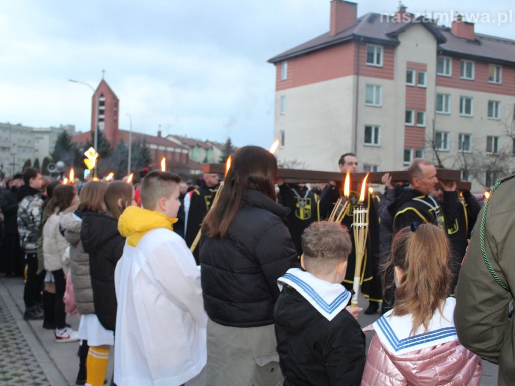 Tłumy na Drodze Krzyżowej ulicami Mławy [ZDJĘCIA i FILMY]