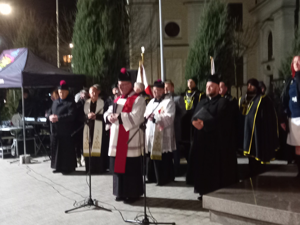 Tłumy przed pomnikiem papieża [ZDJĘCIA]