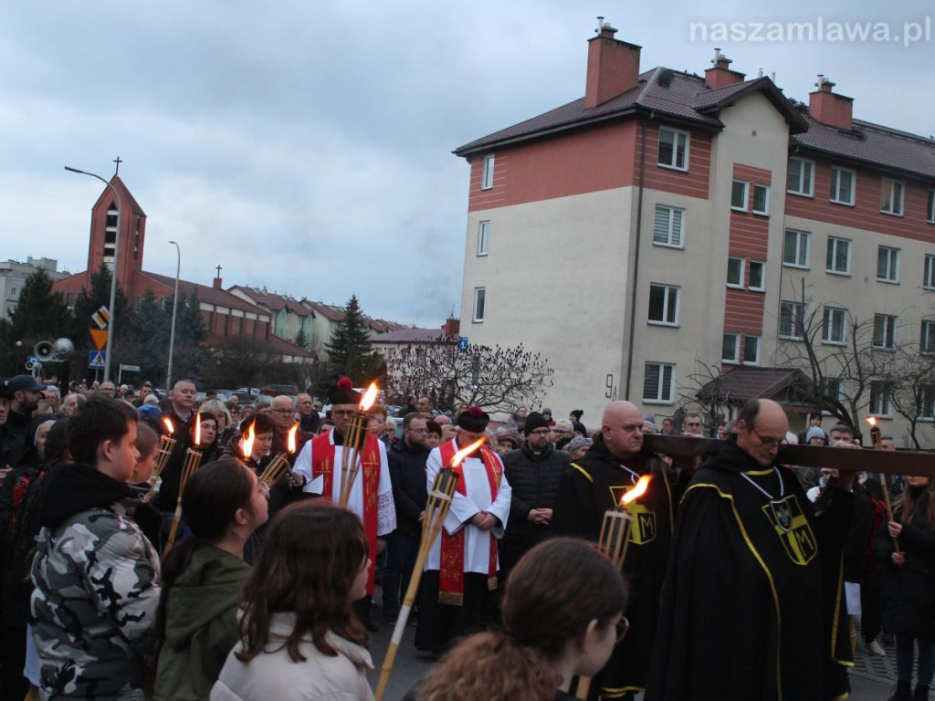 Tłumy na Drodze Krzyżowej ulicami Mławy [ZDJĘCIA i FILMY]