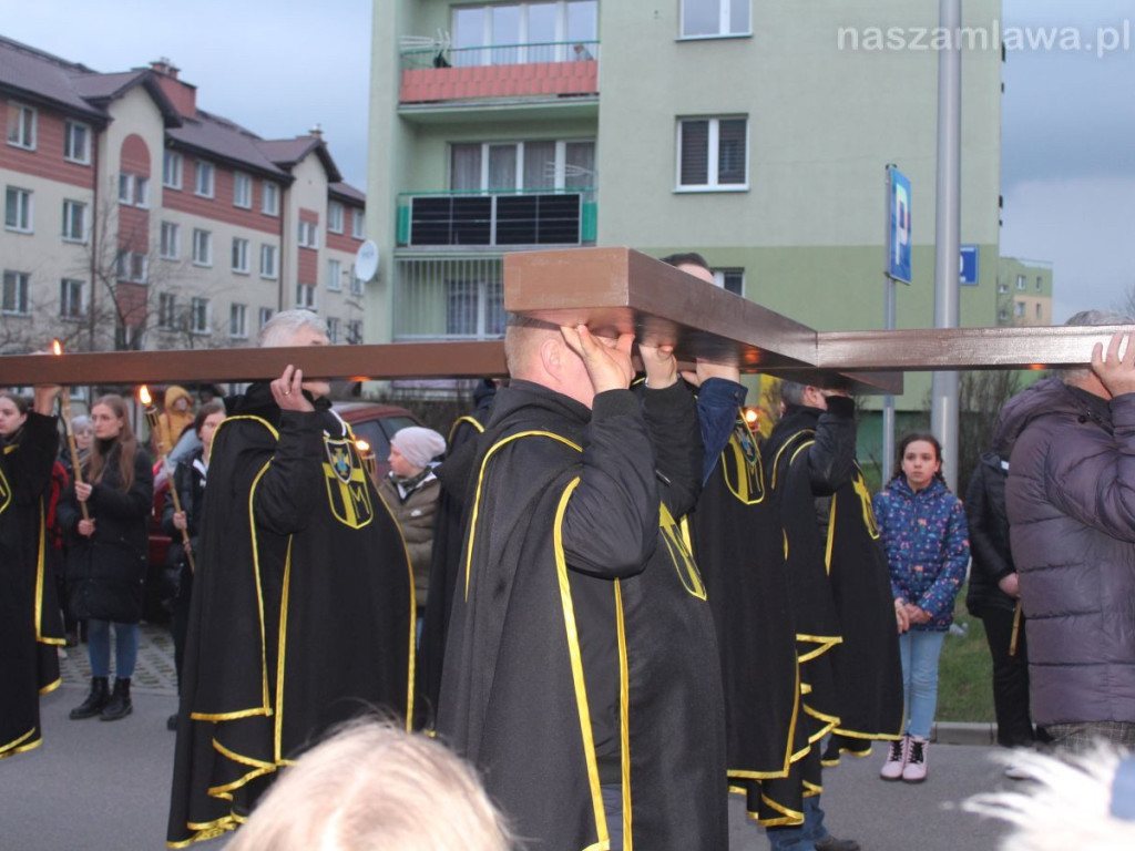 Tłumy na Drodze Krzyżowej ulicami Mławy [ZDJĘCIA i FILMY]