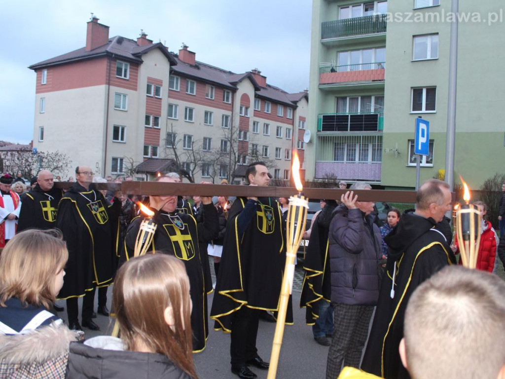 Tłumy na Drodze Krzyżowej ulicami Mławy [ZDJĘCIA i FILMY]