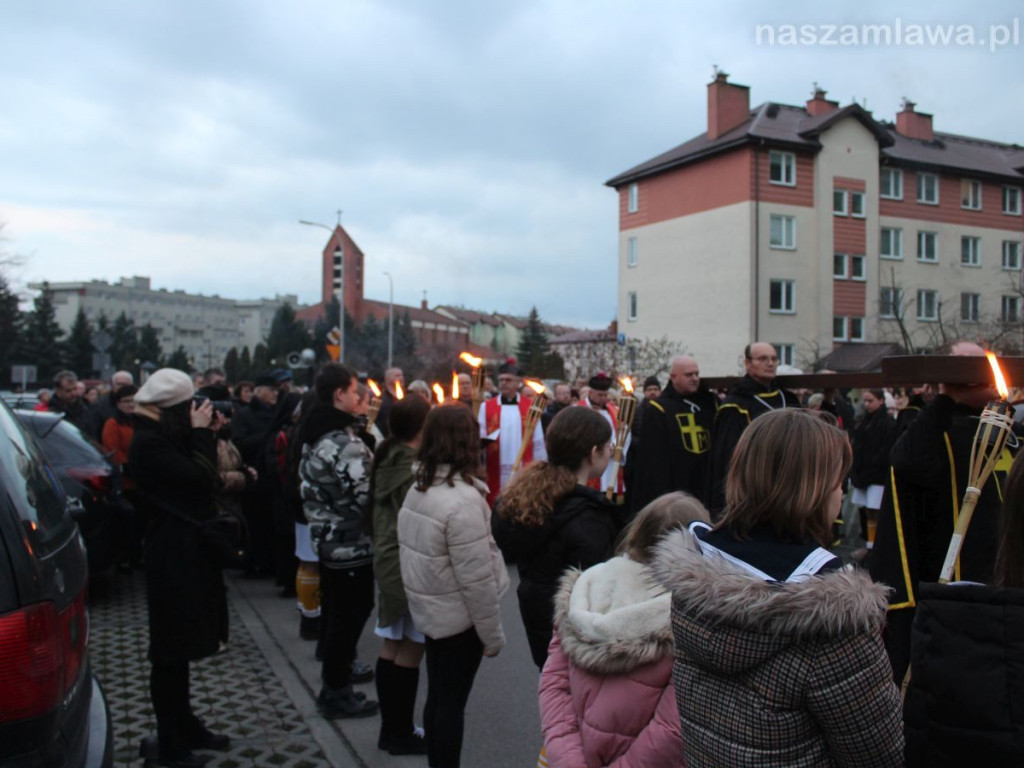 Tłumy na Drodze Krzyżowej ulicami Mławy [ZDJĘCIA i FILMY]