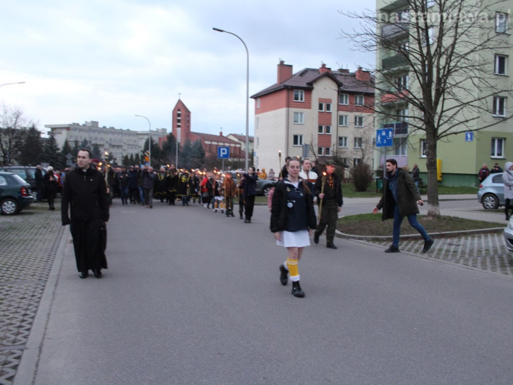 Tłumy na Drodze Krzyżowej ulicami Mławy [ZDJĘCIA i FILMY]