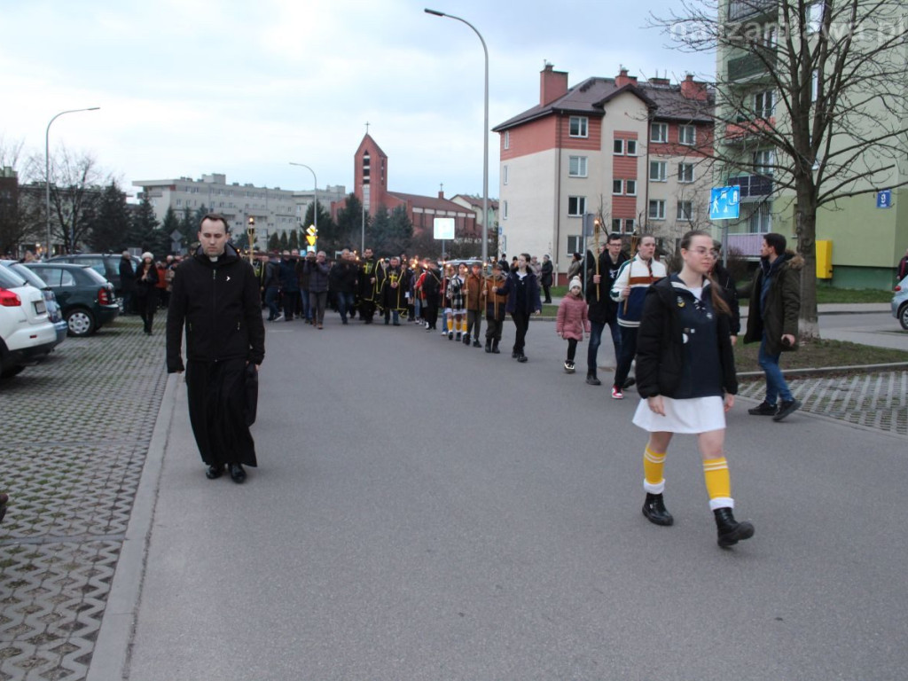 Tłumy na Drodze Krzyżowej ulicami Mławy [ZDJĘCIA i FILMY]