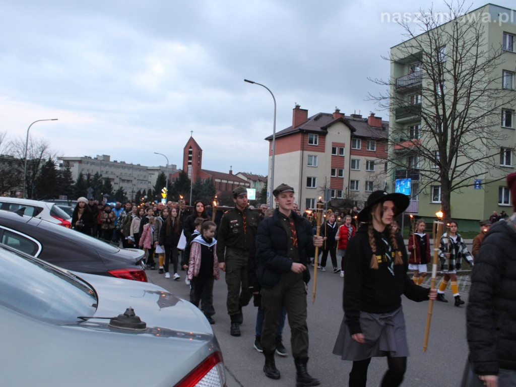 Tłumy na Drodze Krzyżowej ulicami Mławy [ZDJĘCIA i FILMY]