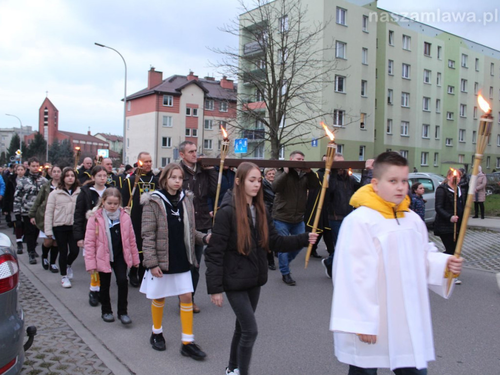 Tłumy na Drodze Krzyżowej ulicami Mławy [ZDJĘCIA i FILMY]