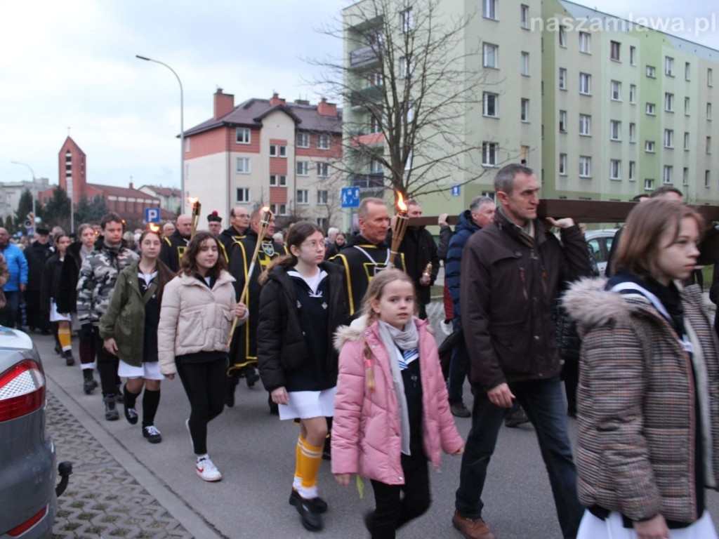 Tłumy na Drodze Krzyżowej ulicami Mławy [ZDJĘCIA i FILMY]