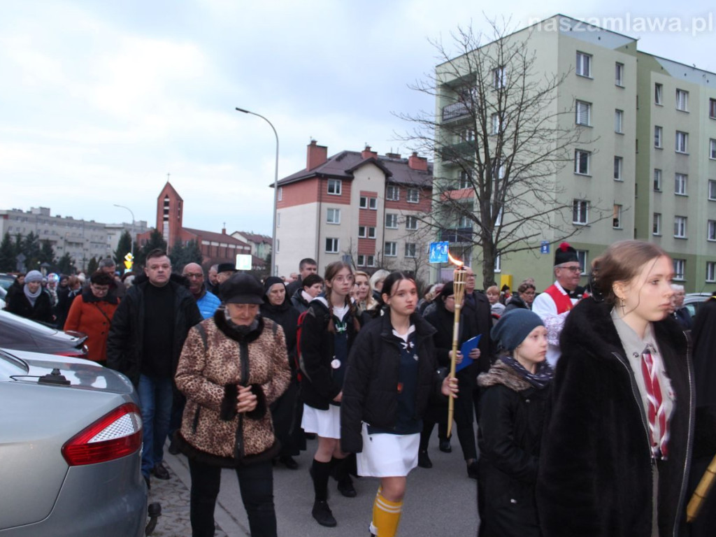 Tłumy na Drodze Krzyżowej ulicami Mławy [ZDJĘCIA i FILMY]