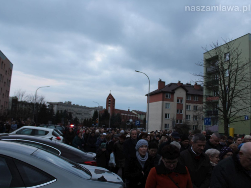 Tłumy na Drodze Krzyżowej ulicami Mławy [ZDJĘCIA i FILMY]