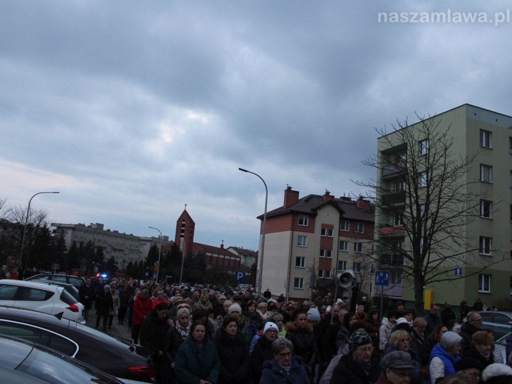 Tłumy na Drodze Krzyżowej ulicami Mławy [ZDJĘCIA i FILMY]