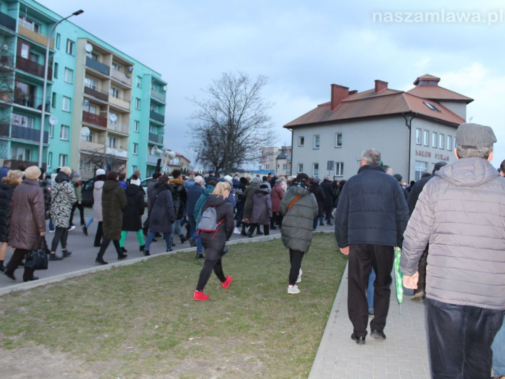 Tłumy na Drodze Krzyżowej ulicami Mławy [ZDJĘCIA i FILMY]