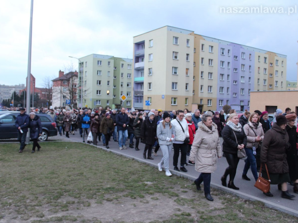 Tłumy na Drodze Krzyżowej ulicami Mławy [ZDJĘCIA i FILMY]