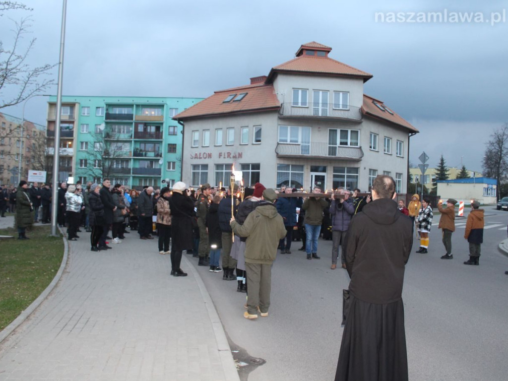 Tłumy na Drodze Krzyżowej ulicami Mławy [ZDJĘCIA i FILMY]