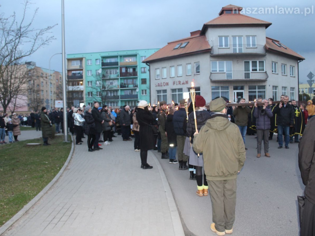 Tłumy na Drodze Krzyżowej ulicami Mławy [ZDJĘCIA i FILMY]