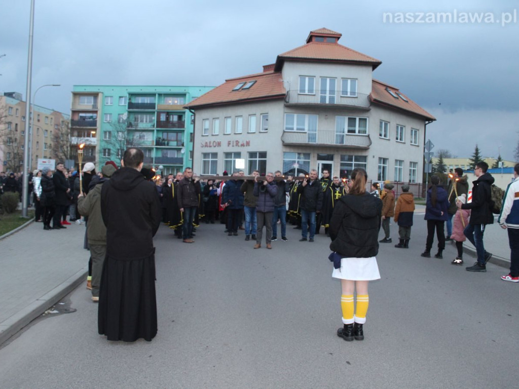 Tłumy na Drodze Krzyżowej ulicami Mławy [ZDJĘCIA i FILMY]