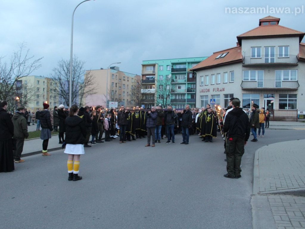 Tłumy na Drodze Krzyżowej ulicami Mławy [ZDJĘCIA i FILMY]