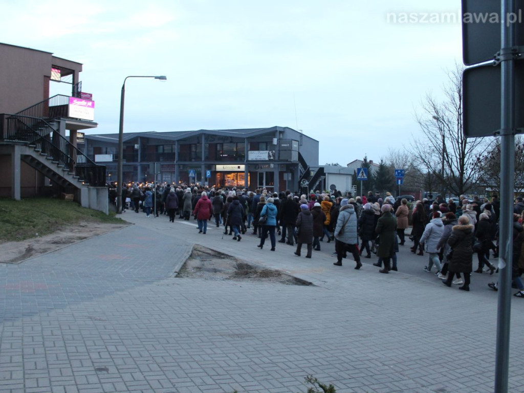 Tłumy na Drodze Krzyżowej ulicami Mławy [ZDJĘCIA i FILMY]